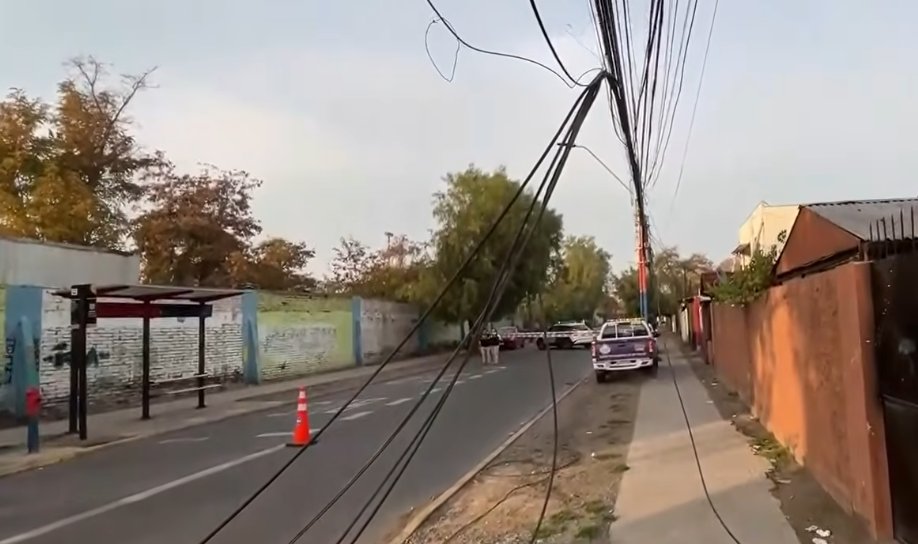 Camión derriba cables del tendido eléctrico y obliga a cortar el tránsito en San Ramón