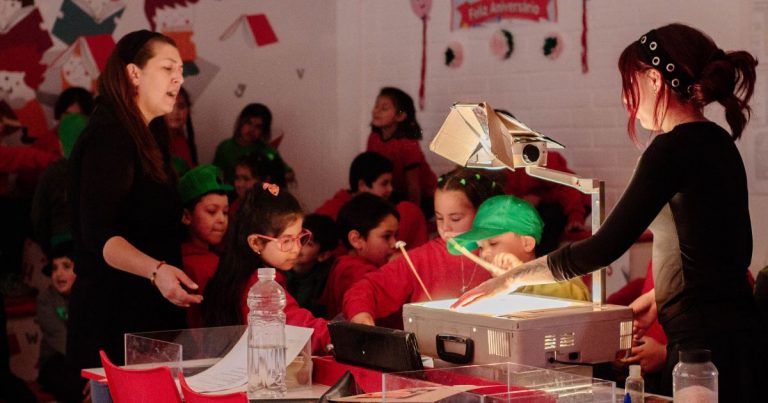 Federico García Lorca llega a las infancias: comienza itinerancia literaria con cuentacuentos multimedia