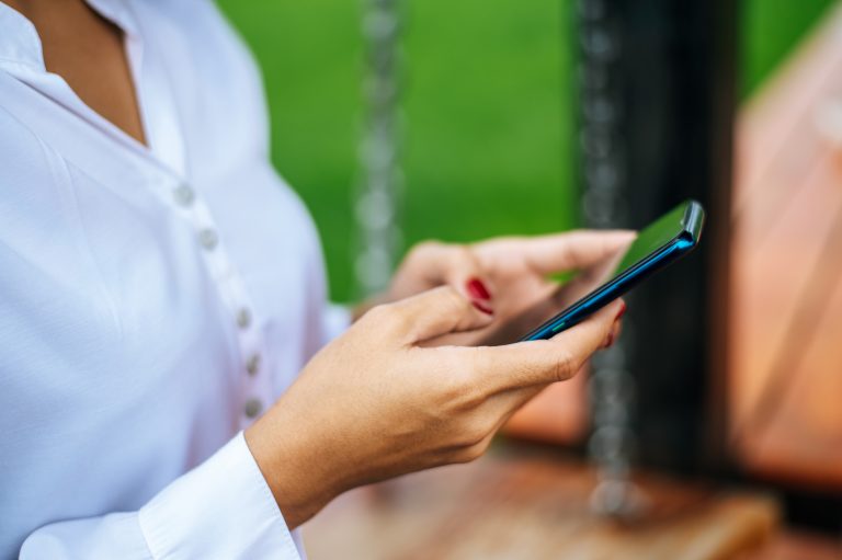 ¿Por qué algunas personas revisan constantemente WhatsApp, aunque no tengan mensajes? Esto dicen los expertos