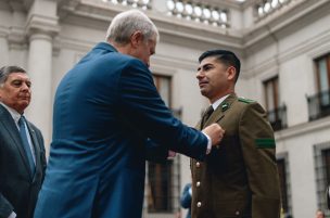 Kast homenajea a Carabineros en La Moneda: “Son esa institución que une a todo Chile