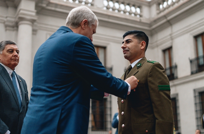 Kast homenajea a Carabineros en La Moneda: “Son esa institución que une a todo Chile