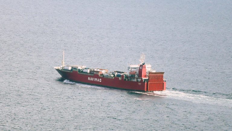 Emergencia en Puerto Montt: barcaza queda sin propulsión con 24 personas a bordo