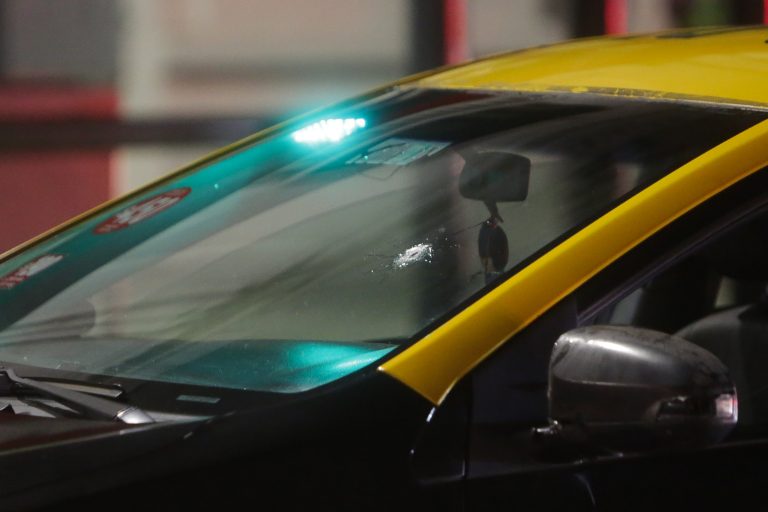 Movilización de taxistas genera desvíos y cortes en la Alameda en Santiago