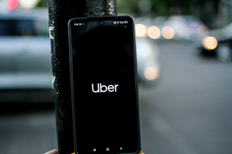 ¿Usas Uber? Así funciona la nueva medida de seguridad que llegó a Chile