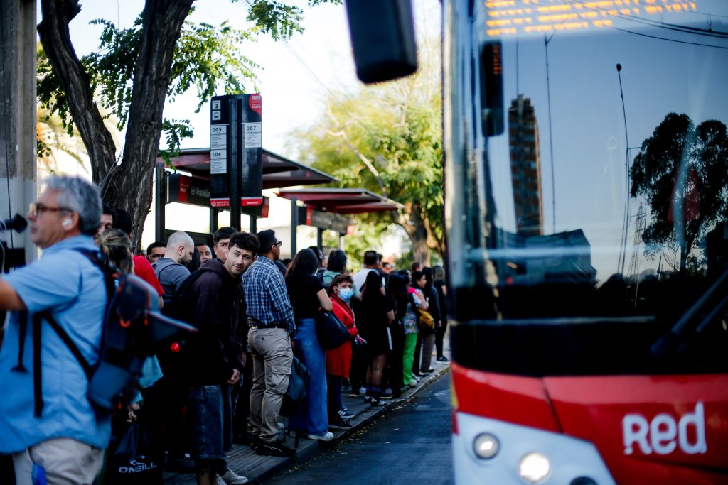 Activan buses de apoyo por interrupción en Línea 4: estas son las alternativas para los pasajeros