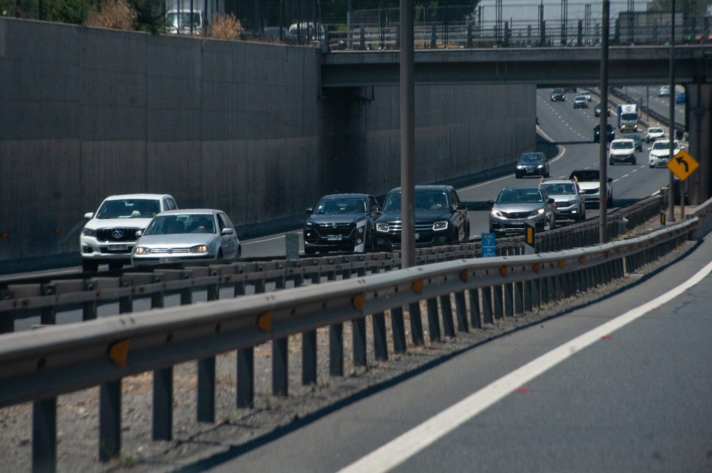Restricción de pista por choque de vehículos afecta tránsito en Ruta 5 al sur