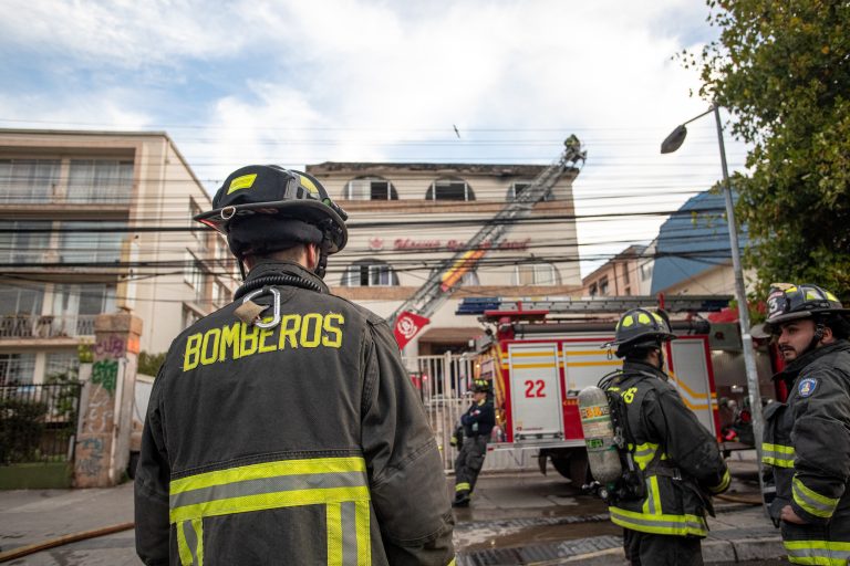 Bomberos trabaja en rescate de persona caída desde altura en La Granja