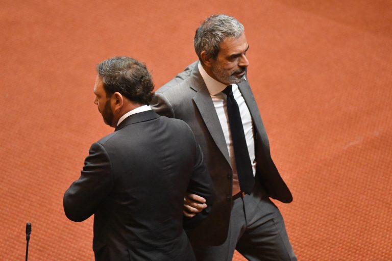 Diputado Karlezi por AC contra Grau: 