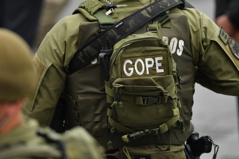 Desvían tránsito en Santiago Centro por objeto sospechoso: GOPE trabaja en el lugar