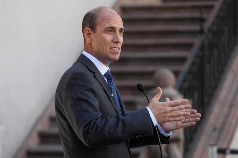 A horas de la Cuenta Pública: ministro Arrau pide la renuncia a dos subsecretarios