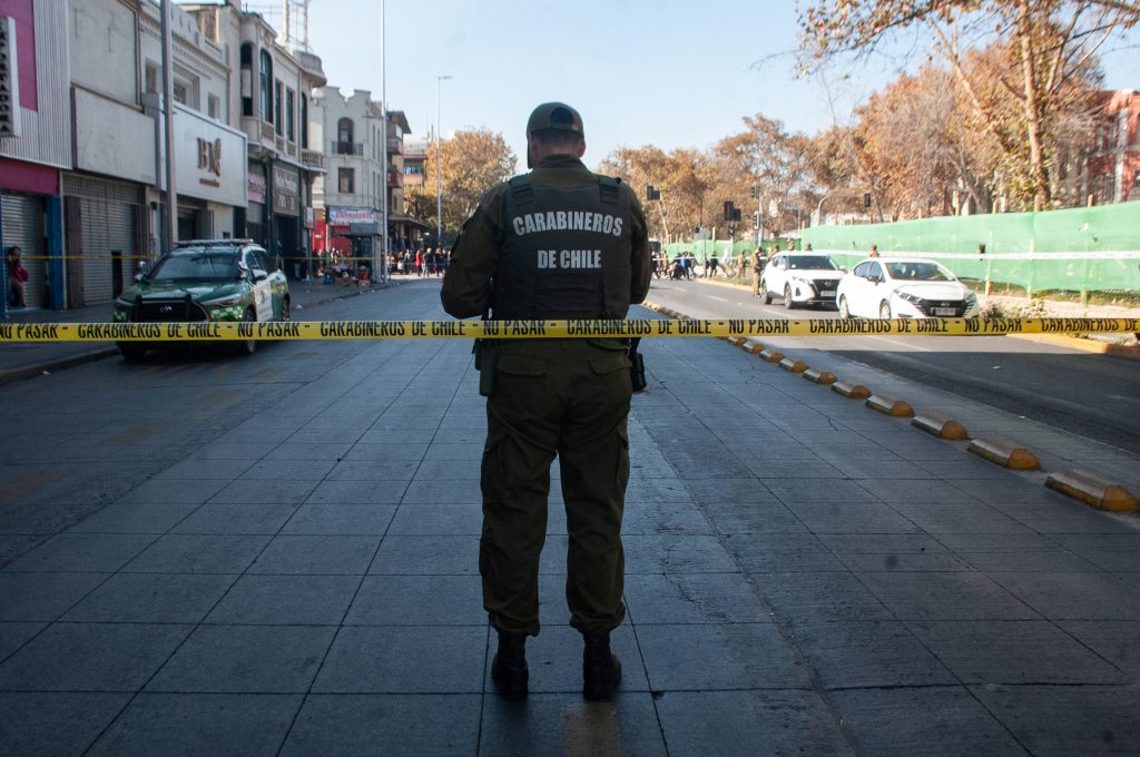 Restricción de tránsito en pleno centro de Santiago: grupo de personas bloquea importante vía