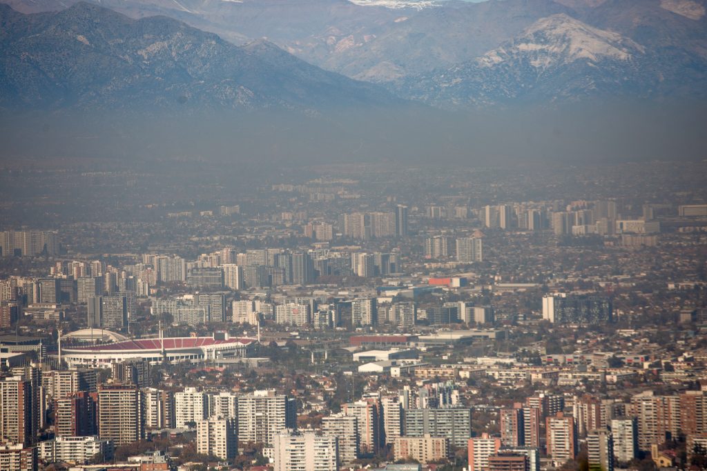 Alertas ambientales y preemergencias en Santiago: riesgos para menores y adultos mayores