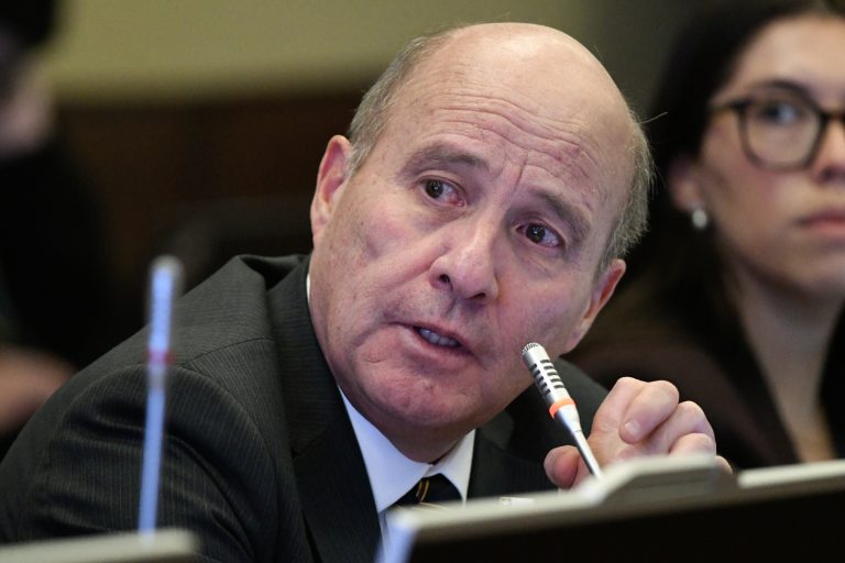Ministro Quiroz descarta contradicción entre endeudamiento y Plan de Reconstrucción Nacional
