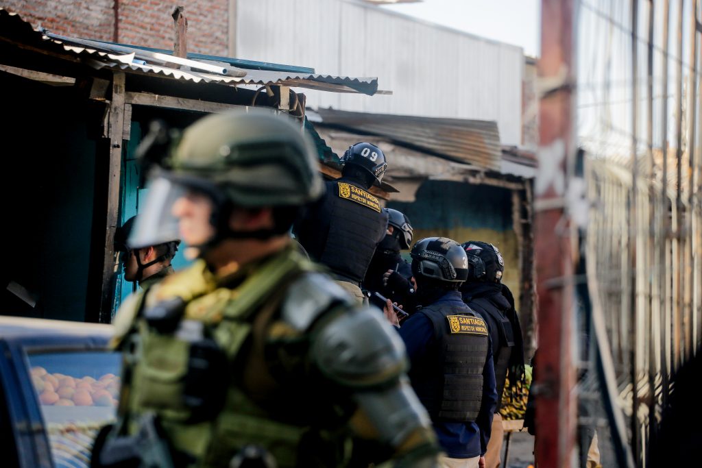 Ropa falsificada y un arma: los hallazgos de operativo policial en Barrio Meiggs