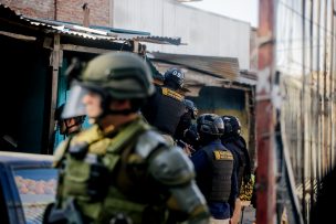 Ropa falsificada y un arma: los hallazgos de operativo policial en Barrio Meiggs