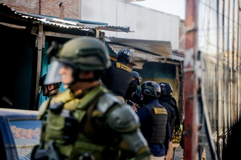 Ropa falsificada y un arma: los hallazgos de operativo policial en Barrio Meiggs