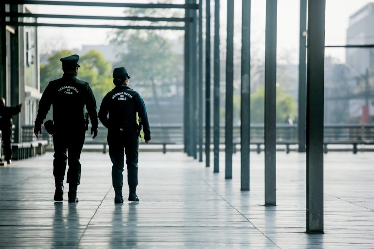Evacúan el Centro de Justicia y suspenden el tránsito en Pedro Montt por operativo del GOPE