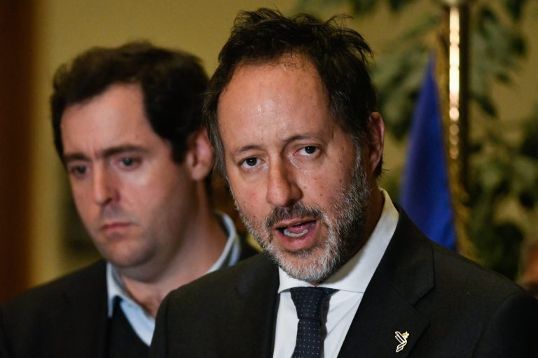 Diputado Karlezi por AC contra Grau: 