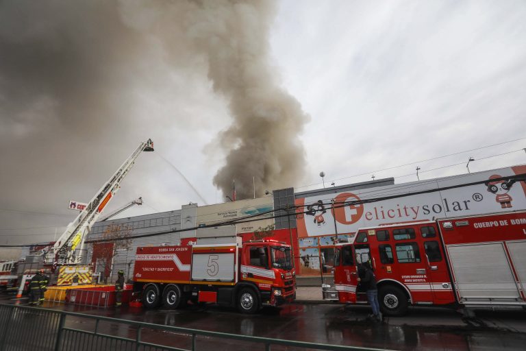 ¿Cómo protegerse del humo?: Senapred entrega recomendaciones tras incendio en Cerrillos