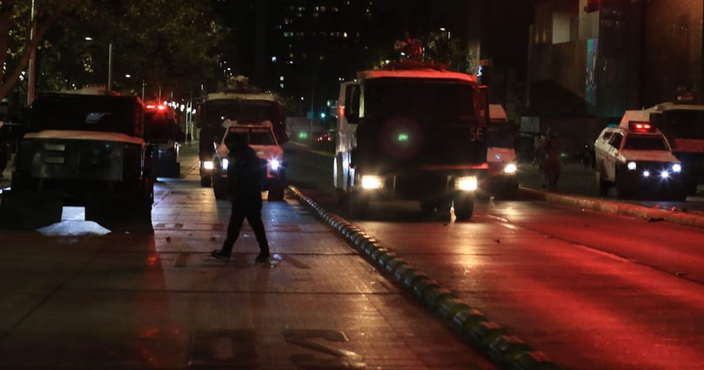 Manifestación de estudiantes genera amplio operativo policial y desvíos en el centro de Santiago