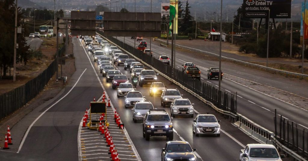 Más de 142 mil vehículos salieron de la RM: Carabineros entrega primer balance del fin de semana largo