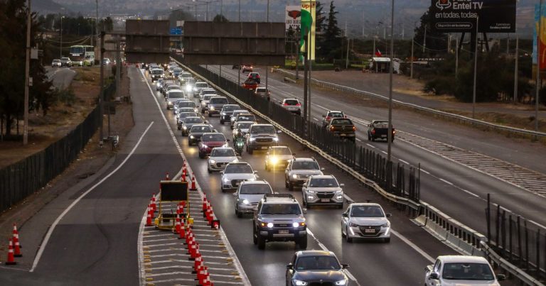 Más de 142 mil vehículos salieron de la RM: Carabineros entrega primer balance del fin de semana largo