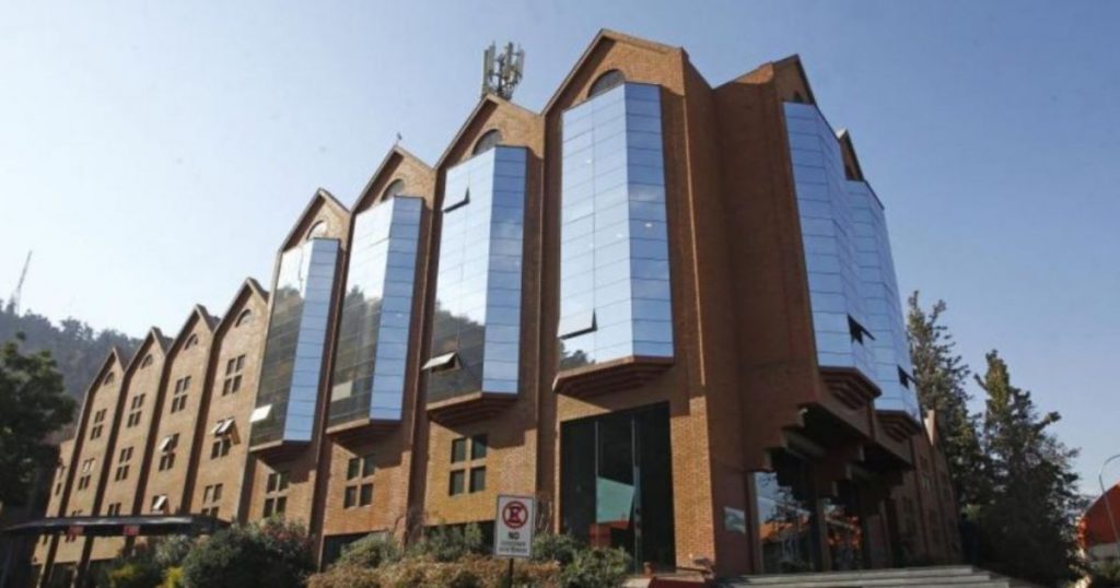 Trabajadores ligados a Canal 13 anuncian huelga: advierten impacto en transmisiones y programas