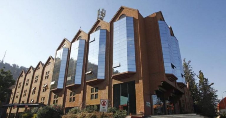 Trabajadores ligados a Canal 13 anuncian huelga: advierten impacto en transmisiones y programas
