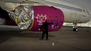 Sujeto ingresa al Aeropuerto de Santiago y vandaliza avión con grafitis