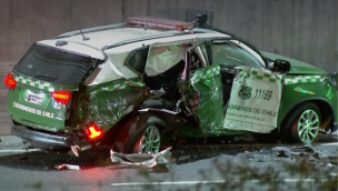 Sujetos chocan patrulla de Carabineros en pleno procedimiento policial: Vehículo quedó destruido