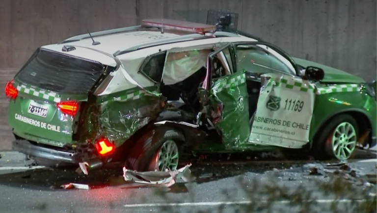 Sujetos chocan patrulla de Carabineros en pleno procedimiento policial: Vehículo quedó destruido