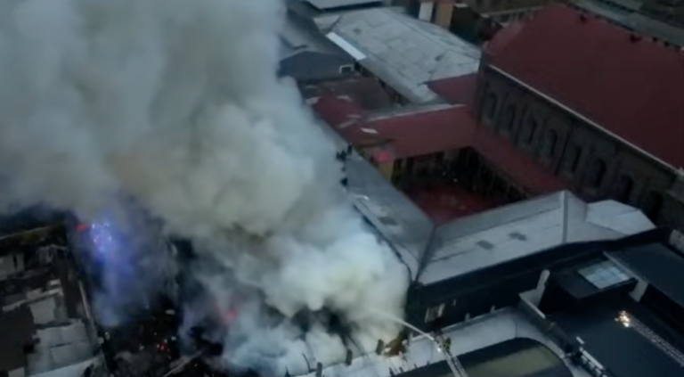 Incendio y derrumbe de edificio en Santiago: Revisa los desvíos de tránsito por la emergencia