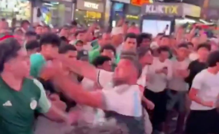 VIDEO: La brutal pelea entre hinchas de Argentina y Argelia en pleno Times Square