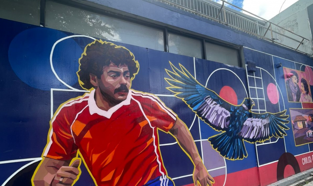 La reacción de Carlos Caszely al impactante mural en su honor instalado en plena Ciudad de México