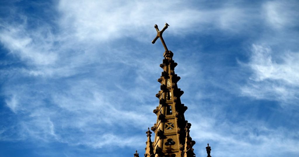 Retiran cruz de Iglesia Los Carmelitas de Viña del Mar tras quedar inclinada por sismo en Quintero