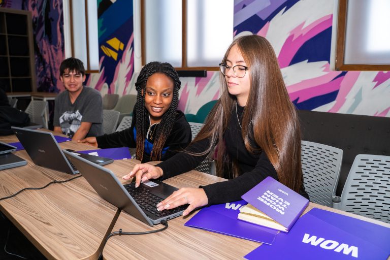 Escuela WOM: El nuevo programa que impulsa el desarrollo laboral de jóvenes técnico-profesionales