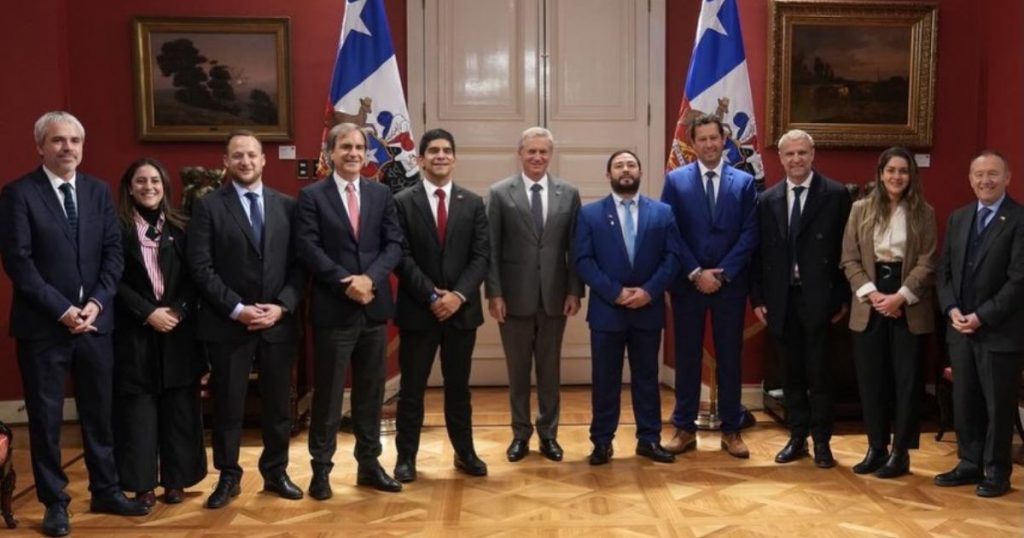 Evópoli se reúne con Kast en La Moneda y propone reducir de 25 a 16 los ministerios
