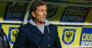 Fernando Díaz sufre tenso cruce con jugador tras ser sustituido: 
