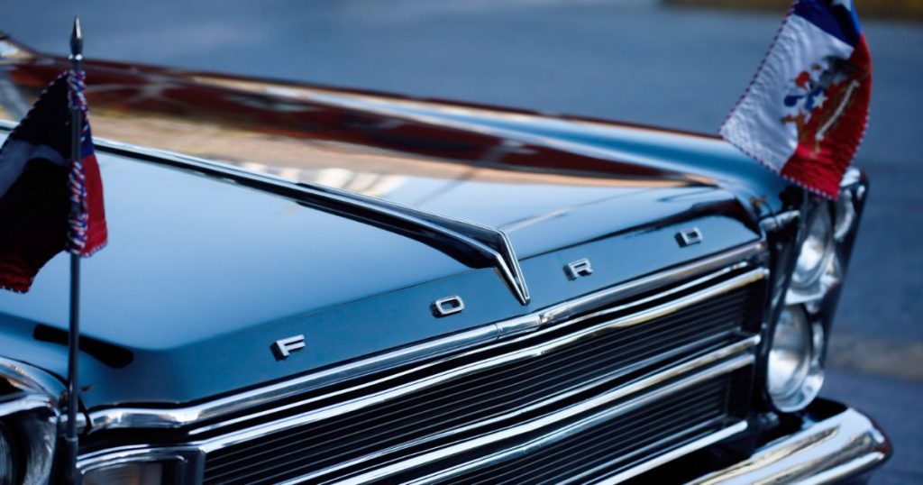 Suboficial de Carabineros conducirá por primera vez el histórico Ford Galaxie en la Cuenta Pública