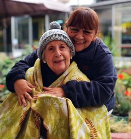 Fundación Las Rosas lanza campaña para proteger del frío a más de 2.300 adultos mayores