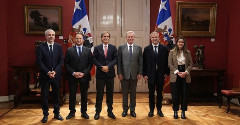 Evópoli se reúne con Kast en La Moneda y propone reducir de 25 a 16 los ministerios