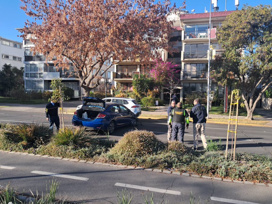 Choque de vehículos complica el tránsito en importante avenida de Providencia