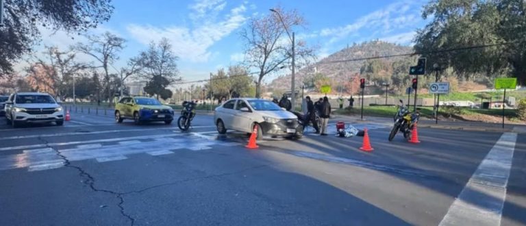 Choque auto-moto en Av. Andrés Bello genera restricción en Providencia