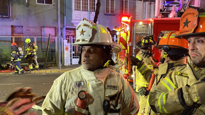 Incendio en Providencia moviliza a nueve compañías de Bomberos para controlar emergencia en vivienda