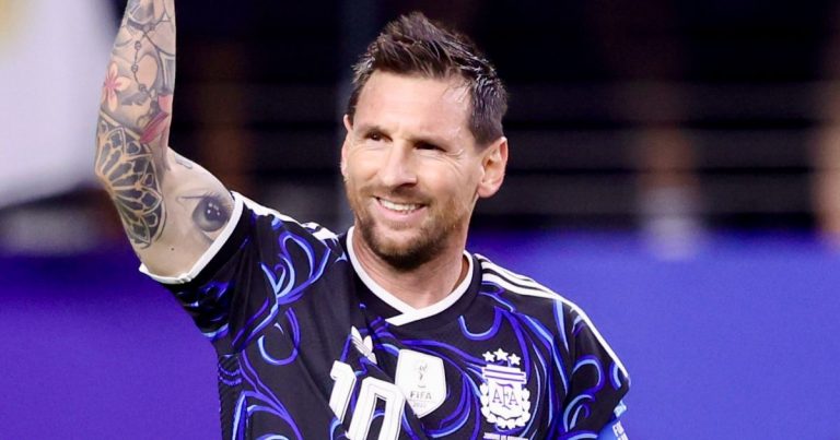 Infantino le rinde nuevo homenaje a Messi tras gol a Jordania: 