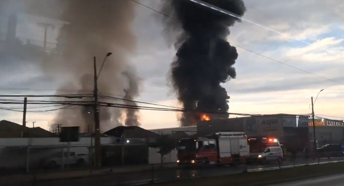 Incendio en Cerrillos moviliza a Bomberos: hay riesgo de propagación a viviendas