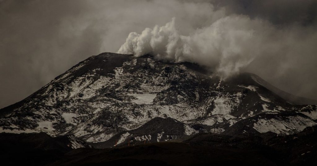 Decretan perímetro de seguridad en Nevados de Chillán tras aumento de actividad volcánica