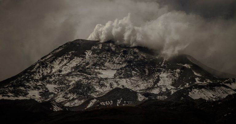 Decretan perímetro de seguridad en Nevados de Chillán tras aumento de actividad volcánica