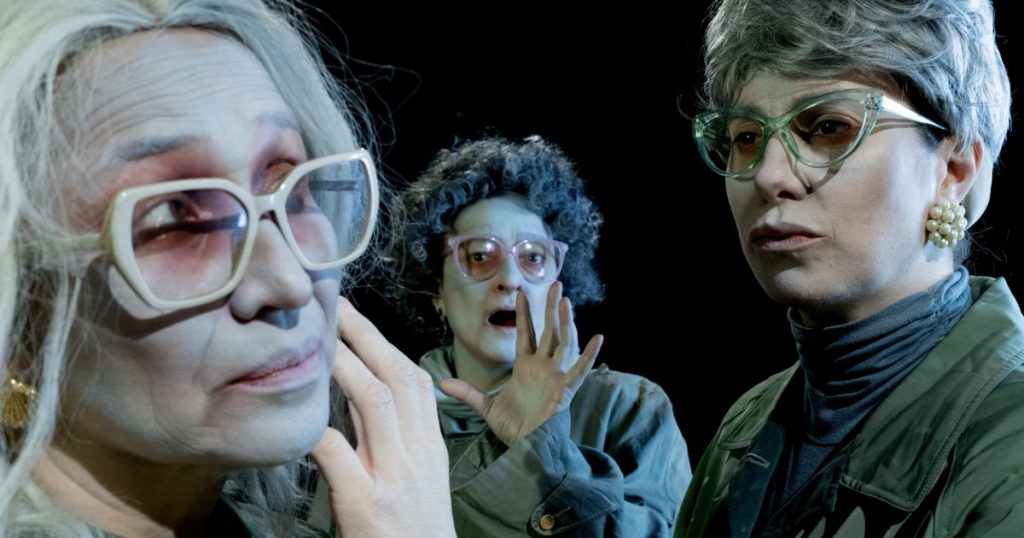 “Velocirraptors”: la irreverente obra que pone a mujeres mayores al frente de una revolución