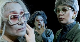 “Velocirraptors”: la irreverente obra que pone a mujeres mayores al frente de una revolución